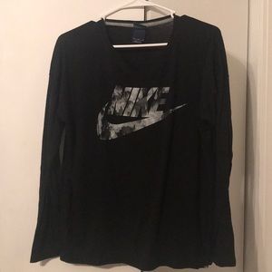 Black log sleeve Nike tee